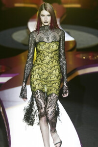 1695796943_GianniVersace2002HauteCouture86.thumb.jpg.6634fb39b9d5d481616a659ca2124d14.jpg