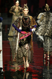 1718071120_EmanuelUngaro2002HauteCouture160.thumb.jpg.2006d12f86152e687fc20bd3a7bc30d1.jpg