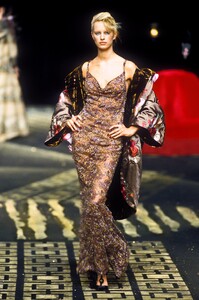 1723678372_EmanuelUngaro2001HauteCouture36.thumb.jpg.c91cb8d44dc448a765f02e93ce65ec9b.jpg