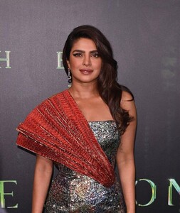 1740828226_priyankachoprainstraplessgownatthematrixresurrectionssanfranciscopremiere13.thumb.jpg.3dac962925c6eb55c3179360b582e8c2.jpg