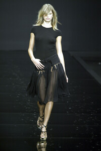 1745302874_AlessandroDellAcqua2003WomenRTW41.thumb.jpg.a1cbf0764f4ae005b8990dc92da99575.jpg