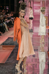 1746343107_ChristianLacroix2005HauteCouture30.thumb.jpg.c88edb89957e932267f2ffe1a455c874.jpg