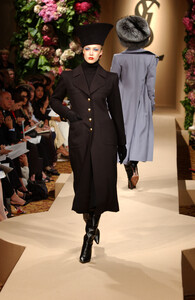 1755497879_YvesSaintLaurent2001HauteCouture39.thumb.jpg.b22a3c9b41521e34f8855f0ee0d071ac.jpg