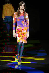 1760708939_VersusbyDonatella2002WomenRTW17.thumb.jpg.ca434ed8a09726a2654b2b4663b6b84a.jpg