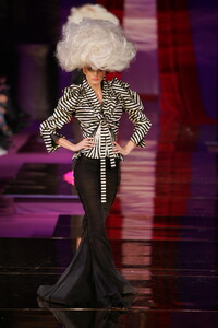 1763681442_ChristianLacroix2004HauteCouture190.thumb.jpg.5b01e6b252a41c42dc866f2f40f20b27.jpg