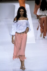 1771384208_Valentino1999WomenRTW105.thumb.jpg.1eae42b2d0b859655689e33058539ce4.jpg