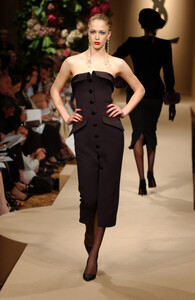 1785266607_YvesSaintLaurent2001HauteCouture67.thumb.jpg.c48acce6471fc6662440c02cc809e3ce.jpg