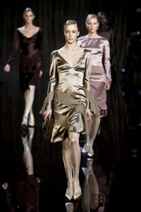 1799683758_Valentino2003WomenRTW53.thumb.jpg.91646d3e95596faa317f562bf14d6e91.jpg