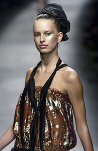 179990114_Lanvin2003WomenRTW75.thumb.jpg.526a865e62e1dac6ce015c9f80214207.jpg