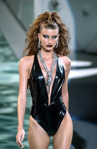 1829223793_Versace2003Menswear52.thumb.jpg.8a7e49527faaf8fe4cf9139d1fd5a4a5.jpg