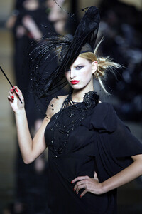 1845346748_EmanuelUngaro2003HauteCouture57.thumb.jpg.eafeb9ad7446d3a16f73108f61dc567b.jpg