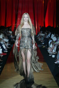 1858549403_ElieSaab2003HauteCouture83.thumb.jpg.8df3373e584eb99a3cf13c3ab909c2ba.jpg