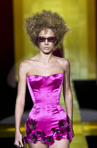 1865920129_GianniVersace2001HauteCouture86.thumb.jpg.eed6a60b076e0c0740fbae799e1a56be.jpg