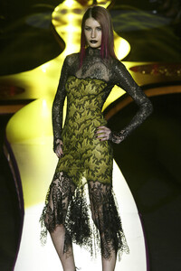 1879017306_GianniVersace2002HauteCouture87.thumb.jpg.0cb81b87783a9479a80eb9ca36d37601.jpg