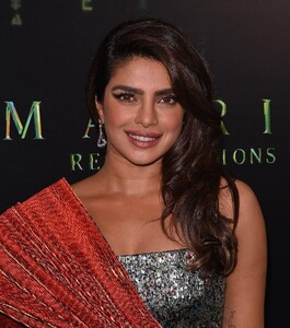 1900034585_priyankachoprainstraplessgownatthematrixresurrectionssanfranciscopremiere11.thumb.jpg.07d5bf64a3a584ba0d9032084dd6ed97.jpg