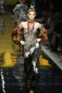 1915206469_EmanuelUngaro2002HauteCouture75.thumb.jpg.6110effd8ef45bc840a16f01550288da.jpg