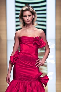 1924045981_Valentino2002WomenRTW107.thumb.jpg.768fe0eb4cdafccaec43679791e1d2fd.jpg