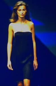 1943994762_givenchy-spring-1999(8).thumb.jpg.8cf5a1c7dc7a5f396b6d3b513a4b2c37.jpg