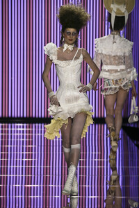 1950842078_JohnGalliano2004WomenRTW16.thumb.jpg.313817773189d7b6ff232ce6afec6077.jpg