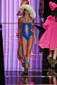 1961179911_JohnGalliano2005WomenRTW153.thumb.jpg.672a98b6cd6f27842d5971c6a0ef3735.jpg