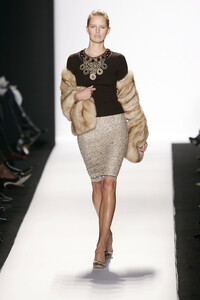 1967862457_OscardelaRenta2005WomenRTW114.thumb.jpg.8d9dba934924576c558d99b5fbcabfc6.jpg