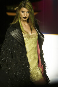 1979671004_GianniVersace2002HauteCouture81.thumb.jpg.2232ae568f6ad527db9bed1840d94939.jpg