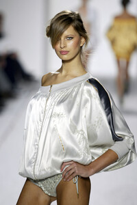 1994691657_StellaMcCartney2003WomenRTW52.thumb.jpg.2a70ea72ea2faeba4748ce42e74fc263.jpg