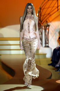 2001599162_GianniVersace2004HauteCouture35.thumb.jpg.b9e7914e2a6975c18cc1b5c84c53b936.jpg