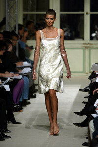 2003975911_RalphRucci2004HauteCouture154.thumb.jpg.f0f3bf26d59c67fc817d775a80b66dbd.jpg