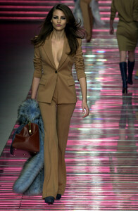 2021439807_Versace2001WomenRTW37.thumb.jpg.7a0d13bbd2505fb05a7cc8f06c95f802.jpg