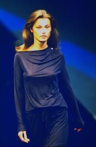 2043180028_givenchy-spring-1999(3).thumb.jpg.9cc559d9525e7271723f4ac09eacc98a.jpg