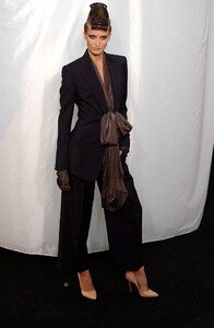 2050906167_JeanPaulGaultier2004HauteCouture54.thumb.jpg.5168d804a6a3fa29b1c6e6f40a8a7612.jpg