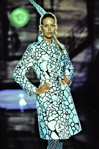 2053412185_atelier-versace-spring-1996(1).thumb.jpg.953e6cc95626a81ab5cfc080cb05ceb4.jpg