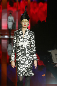 2055555725_Valentino2003HauteCouture98.thumb.jpg.bb0b7d329028465ccd6af1f37c05dd02.jpg