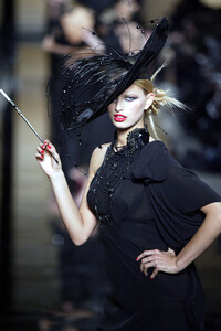 2068792673_EmanuelUngaro2003HauteCouture58.thumb.jpg.294bf85a2a7d57cc7cb682d50e5baeac.jpg