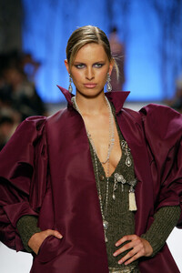 2068902985_Balmain2002HauteCouture66.thumb.jpg.bdef1180c366f296adc8a3b94ee21020.jpg