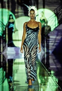 2073875815_atelier-versace-spring-1996(11).thumb.jpg.2bae0dab4ed74db191d9ca483c3b8f25.jpg