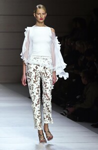 2078034984_Valentino2001WomenRTW103.thumb.jpg.d1a5778eee3ee570c6dfa7f2823b251f.jpg