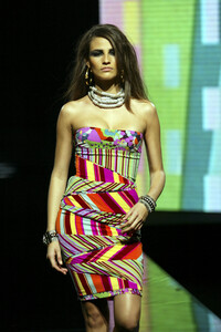 2078736063_Versace2003WomenRTW36.thumb.jpg.0ac89b674d7467b606535c669ef76f5e.jpg