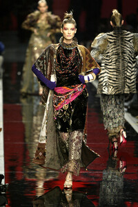 2079941606_EmanuelUngaro2002HauteCouture161.thumb.jpg.7dd7c8142a6186f4a3597a9a939218df.jpg