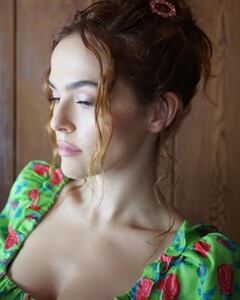 208040249_zoeydeutch-20210514-0004.jpg