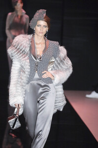 2090424902_GiorgioArmaniPrive2005HauteCouture16.thumb.jpg.c414c74bed1fa02de07d4531cbafd712.jpg