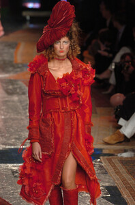 2094543564_ChristianDior2005HauteCouture151.thumb.jpg.7d9e872a707f734f556ab352e488721c.jpg