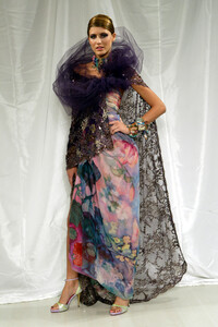 2097392_EmanuelUngaro2004HauteCouture103.thumb.jpg.fb56fd166d363757fc6a1eda9f473c3f.jpg
