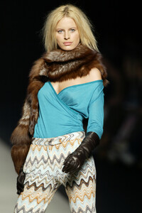 212423533_Missoni2003WomenRTW16.thumb.jpg.8f85330f1b51c7d6a7916828368d1861.jpg