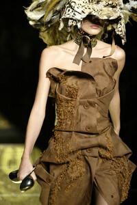 2124813493_ChristianDior2002HauteCouture11.thumb.jpg.74eaf226e7527a60777df2cdbb1472bf.jpg