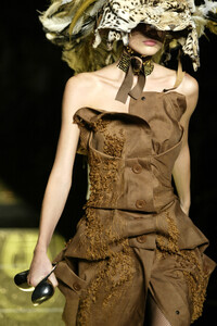 2124813493_ChristianDior2002HauteCouture11.thumb.jpg.74eaf226e7527a60777df2cdbb1472bf.jpg