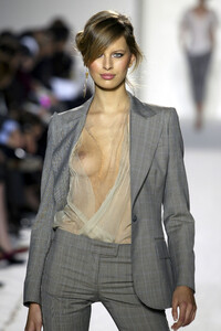 2131278287_StellaMcCartney2003WomenRTW9.thumb.jpg.dcd0cb1a301bfa7c4c45892568114a6e.jpg