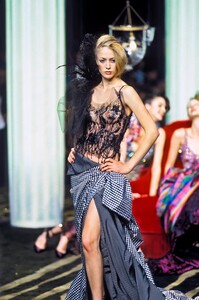 217827416_EmanuelUngaro2001HauteCouture50.thumb.jpg.4e535ec27851a64af426f1d74ded7612.jpg