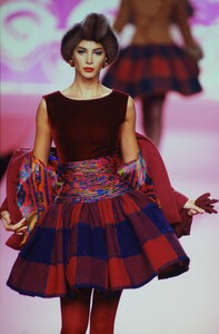219122600_valentino-hc-fw-91(7).thumb.jpg.fd8a6063a89808886bf27c49cf6c6cf1.jpg
